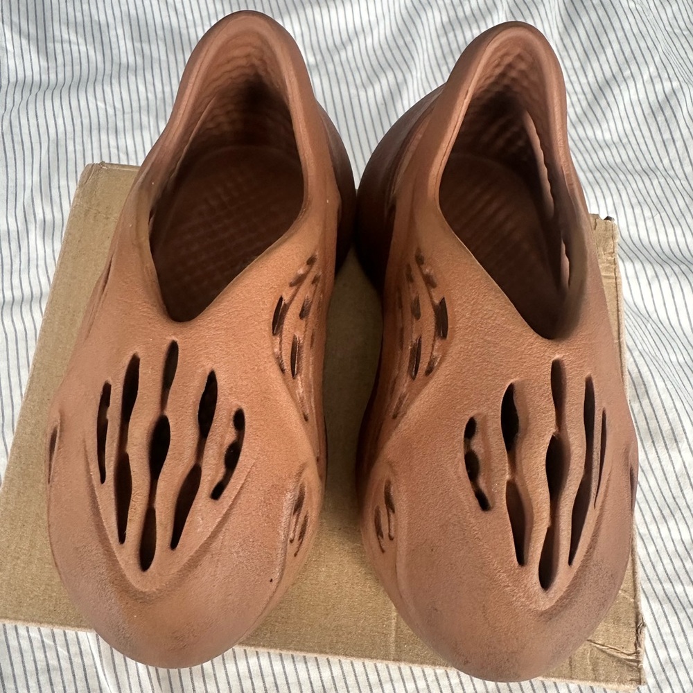 Yeezy Kids Foam Runners - Picture 2 of 5